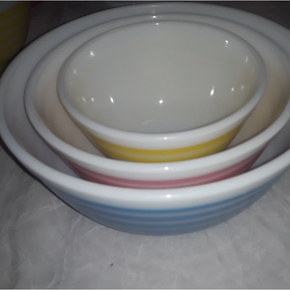 Vintage PYREX RAINBOW CANDY-STRIPED Nesting Mixing Bowls. - Picture 8 of 13
